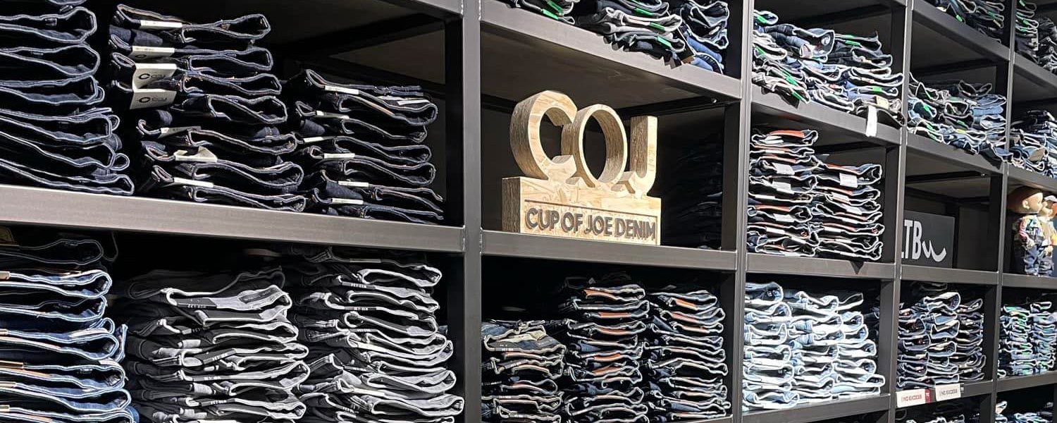 Jeans Barn in Rosmalen, een foto van de jeans collectie in de winkel