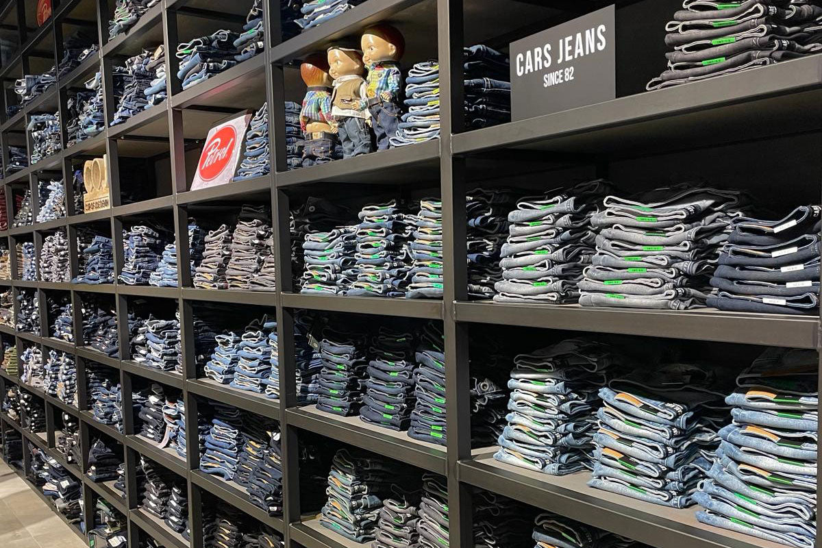 Een foto van de Jeans Barn Winkel in Rosmalen, een Jeans rek met Cars Jeans, Petrol Jeans en Cup of Joe jeans